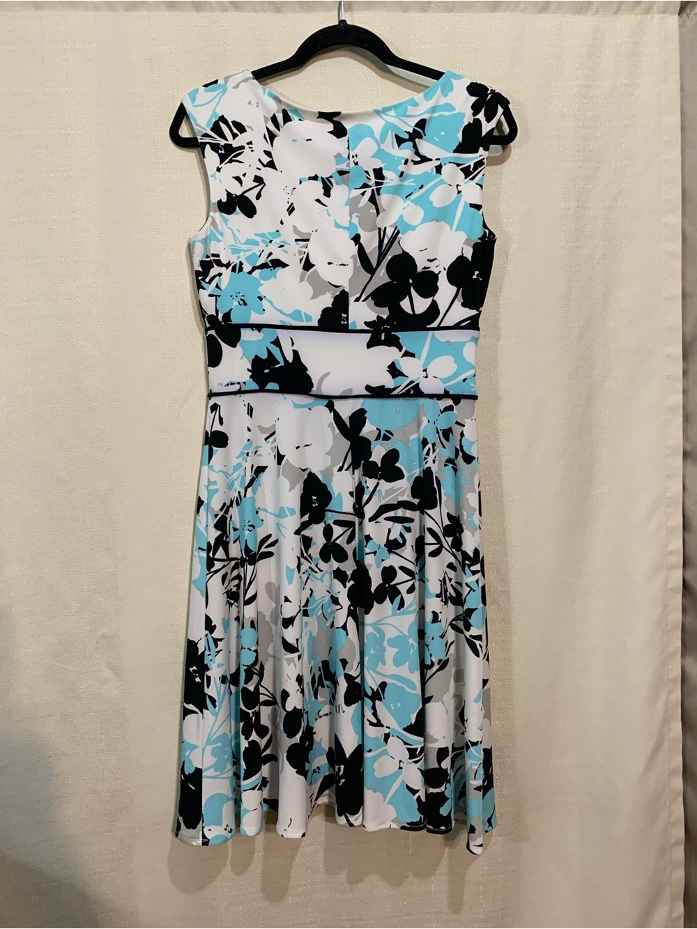 Sleeveless Floral A-Line Dress in White, Black & Light Blue a2/41 - Picture 4 of 7